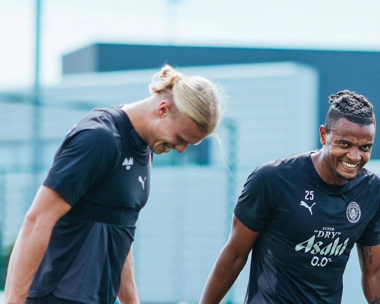 爱游戏体育-包含曼城发布备战花絮，集结日调整名单，欧冠任务艰巨，数据趋势出现新变化的词条